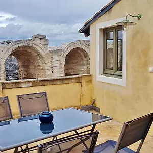 Avec Terrasse Sur L'amphithéâtre , Arles France